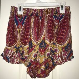 Billabong patterned shorts!